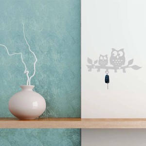 Bacheca decorativa con gufi e portachiavi a muro.