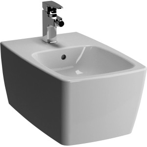 Bidet bianco sospeso con rubinetto.