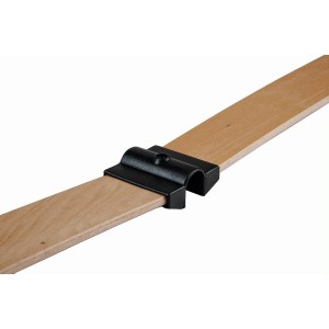 Dettaglio di una staffa nera su una doga di legno chiaro per reti a doghe.