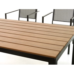 Dettaglio: Piano del tavolo del set di mobili da giardino t.b.t. con sedie nere sullo sfondo.