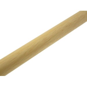 Dettaglio di un bastone per tende in legno chiaro, adatto per tende.