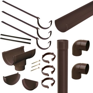 Set di grondaie in plastica marrone con grondaie, tubi, staffe e accessori.