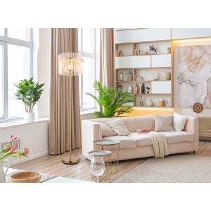 Elegante lampada da terra t.b.t. in soggiorno con divano e decorazioni.