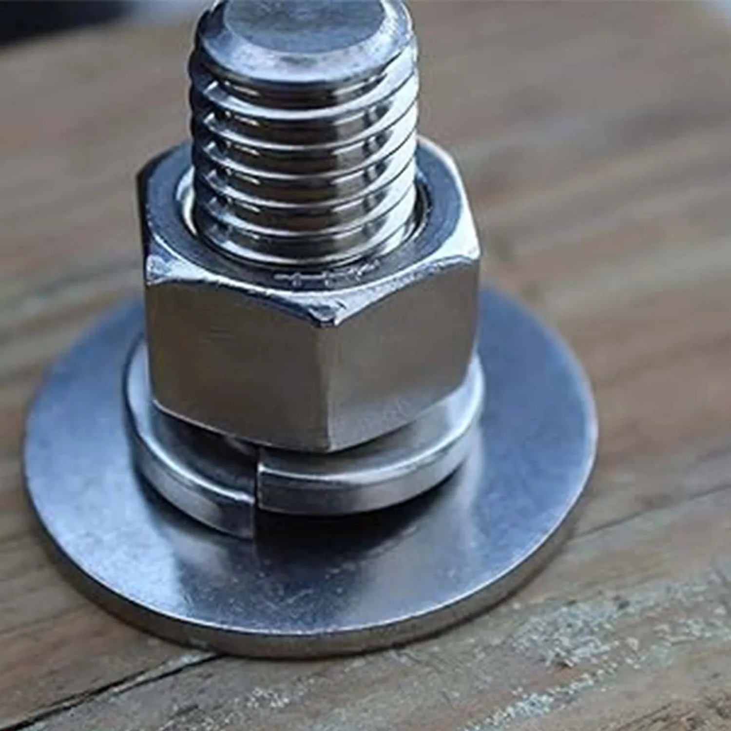 Primo piano: Vite, dado e rondella per accessori nautici.