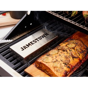 Affumicatore Jamestown in acciaio inox su griglia con salmone su tavola di legno. Accessorio grill per aroma affumicato.