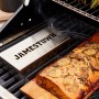Affumicatore Jamestown in acciaio inox su griglia con salmone su tavola di legno. Accessorio grill per aroma affumicato.