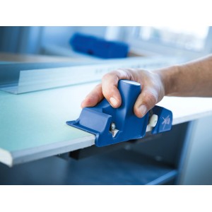 LUX pialla per bordi in azione: lavorazione precisa dei bordi di testa su cartongesso.