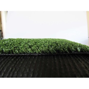 Dettaglio di erba sintetica t.b.t., fibre verdi e supporto nero.