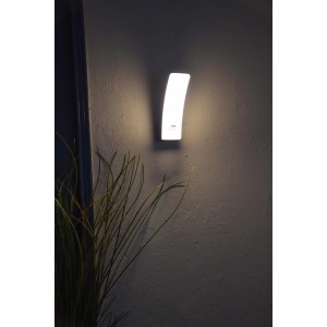 Moderna applique LED da esterno, forma curva, luce bianca calda.