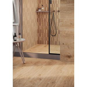 Bagno con piastrelle per pavimenti t.b.t. color legno marrone chiaro e doccia.