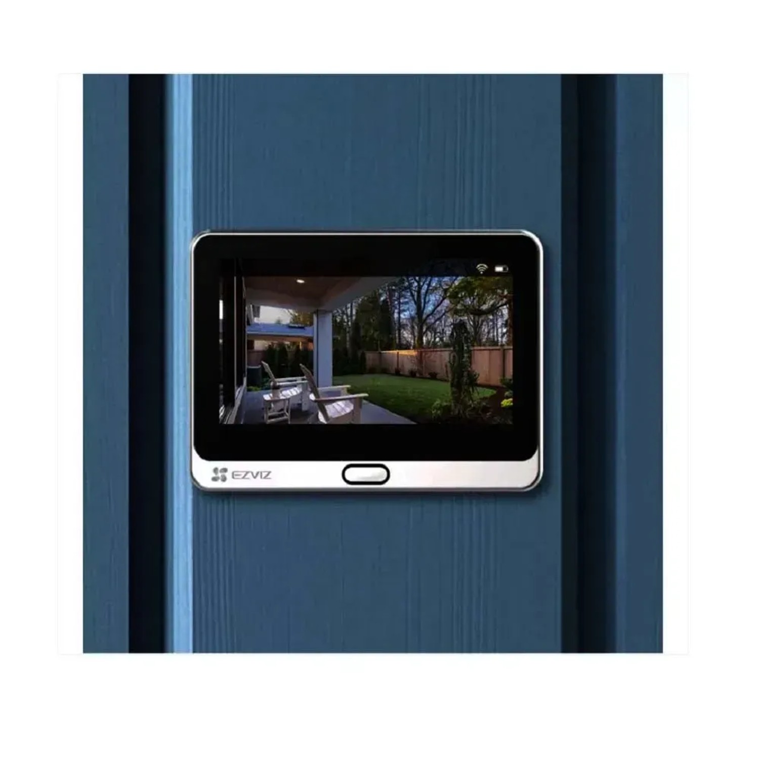 Videocitofono wireless Ezviz DP2C su porta blu, vista giardino.