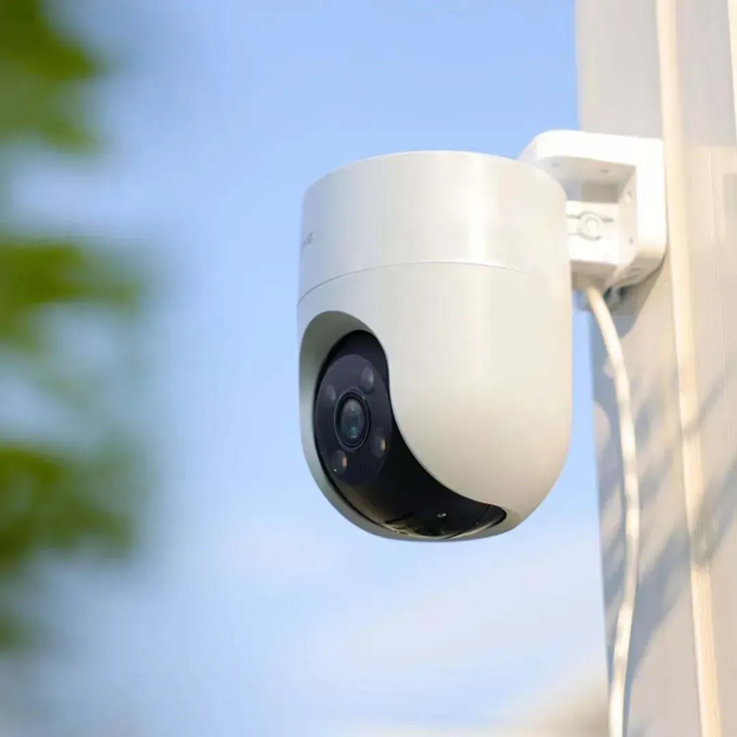 Telecamera da esterno bianca Ezviz PT H8C 2K per videosorveglianza, montata su un palo.