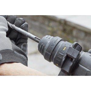 Trapano a percussione Stanley FatMax SFMEH210K con attacco SDS-Plus che inserisce una punta.