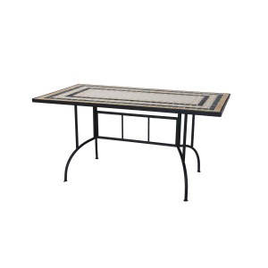 Tavolo da giardino rettangolare con piano in mosaico e struttura in metallo nero.