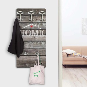 Appendiabiti effetto legno con ganci e scritta "Home", con giacca e borsa di stoffa.