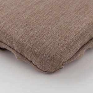 Dettaglio di un cuscino t.b.t. beige con texture.