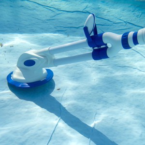 Pulitore per piscina Gre Wiki VAC in acqua. Pulitore automatico per il fondo della piscina.