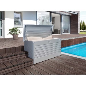 Biohort Leisure Box 130 aperta, color argento metallizzato, su un patio accanto a una piscina.