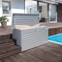 Biohort Leisure Box 130 aperta, color argento metallizzato, su un patio accanto a una piscina.