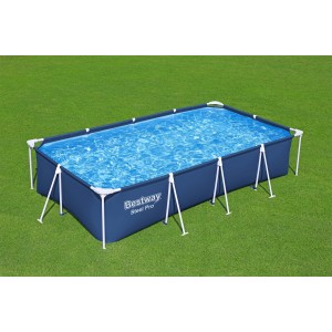 Piscina rettangolare Bestway Steel Pro con vasca blu e telaio bianco su prato verde.