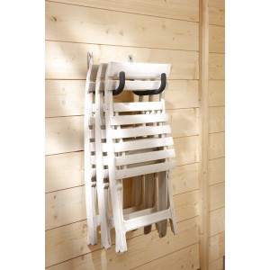 Ganci a muro con tre sedie pieghevoli bianche su una parete di legno. Ganci a muro.