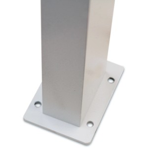 Dettaglio di una colonna grigia per fontana da giardino t.b.t con piastra di montaggio.