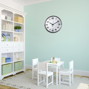 Orologio da parete con cornice nera in una stanza per bambini. Categoria: Orologi e sveglie.