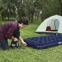 Letto per ospiti Bestway Classic, blu, gonfiato con pompa davanti alla tenda in campeggio.