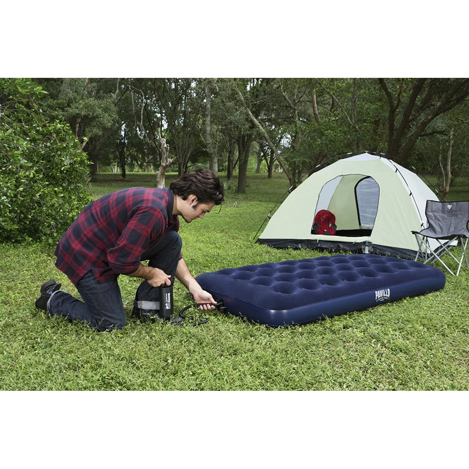 Letto per ospiti Bestway Classic, blu, gonfiato con pompa davanti alla tenda in campeggio.