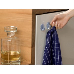 Ganci adesivi argentati su una porta dell'armadio con un asciugamano a quadri blu e bianco.