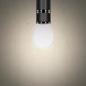 Lampadina LED E14 con corpo illuminante rotondo bianco e attacco nero.