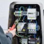 Mano testa tensione AC 12-1000V in quadro elettrico con rilevatore di tensione Wiha senza contatto.