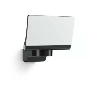 Faretto LED nero Steinel XLED Home 2 con pannello luminoso rettangolare orientabile.