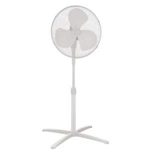 Ventilatore a piantana bianco con griglia di protezione per un piacevole raffreddamento estivo.