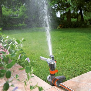 Irrigatore Gardena Premium con picchetto in uso, irrigazione del prato in giardino.