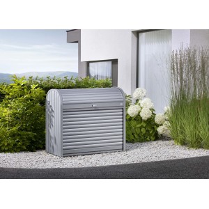 Box da giardino Biohort StoreMax 120 color argento metallizzato davanti a muro di casa e giardino.