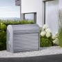 Box da giardino Biohort StoreMax 120 color argento metallizzato davanti a muro di casa e giardino.