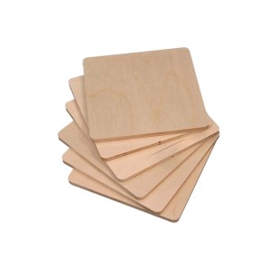 Pila di tavole di legno quadrate non trattate per forniture artistiche.