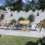 Set di mobili da giardino t.b.t. con panca, tavolo e due sedie.
