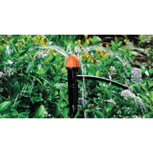 Irrigazione con Microirrigazione t.b.t. in giardino. Irrigatori con getto d'acqua.
