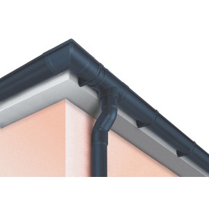 Grondaia e pluviale in plastica grigio scuro su un tetto di casa.