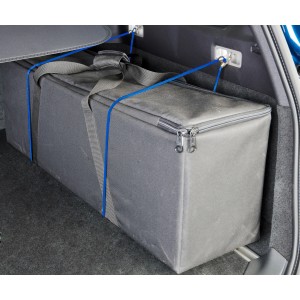 Borsa da viaggio grigia nel bagagliaio fissata con elastico OBI blu con moschettoni, 80 cm.