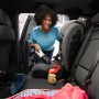 Donna che utilizza l'aspirapolvere portatile a batteria Kärcher CVH 2 per pulire un seggiolino auto.