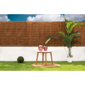 Paravista marrone t.b.t. in giardino, con tavolo, bottiglie decorative e palma.