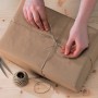 Legare un pacco con spago beige, set da 3 pezzi con forbici e gomitolo.
