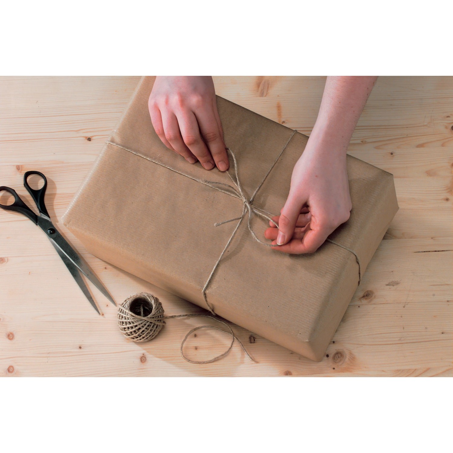 Legare un pacco con spago beige, set da 3 pezzi con forbici e gomitolo.