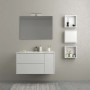 Set di mobili da bagno moderni bianchi con lavabo, specchio e mensole. Ideale per bagni eleganti.