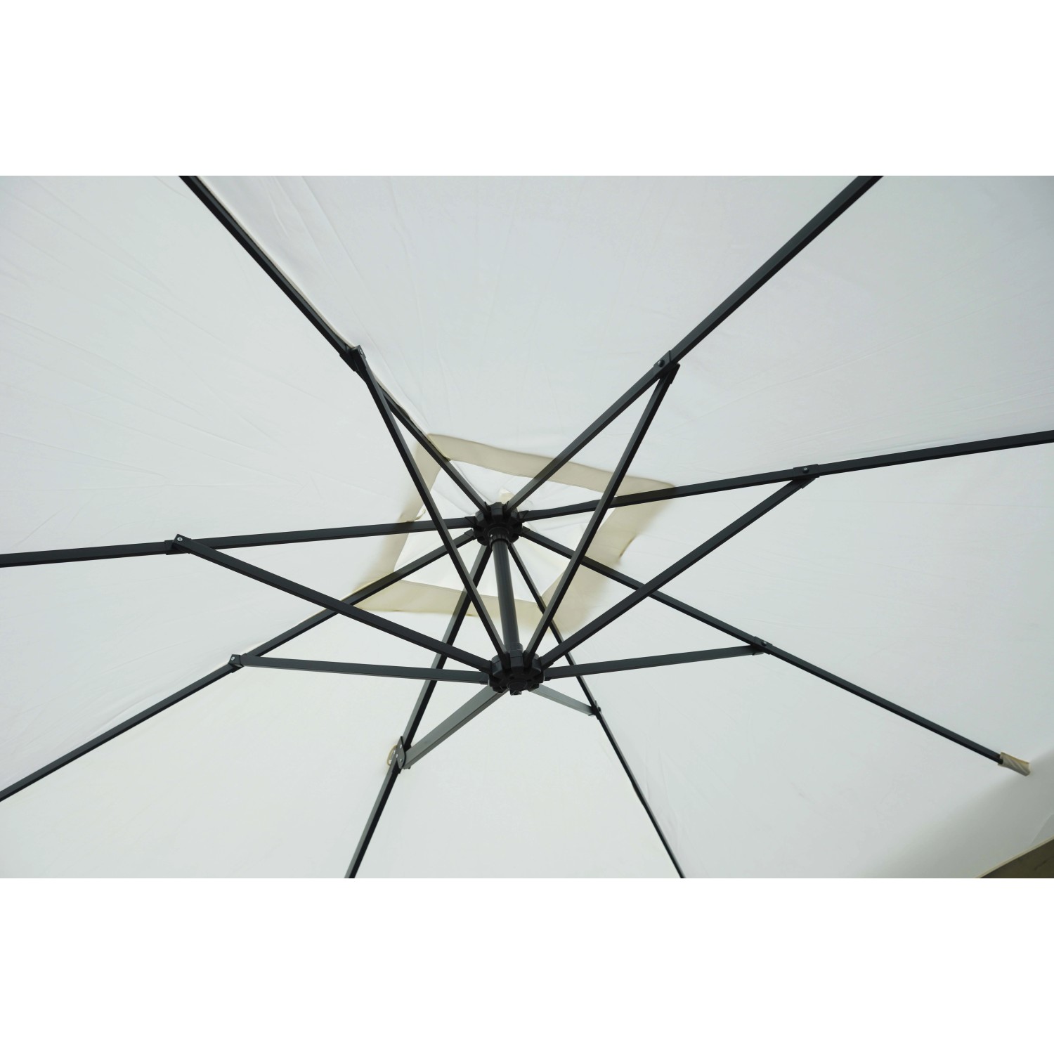 Dettaglio dell'ombrellone a braccio t.b.t., vista dal basso del telo bianco e della struttura nera.