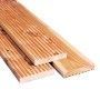 Tavola per terrazza in douglas, 2,1x12x400cm, con superficie liscia e scanalata.