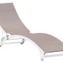 Lettino t.b.t. con struttura bianca e rivestimento beige. Categoria: Letti e sdraio.